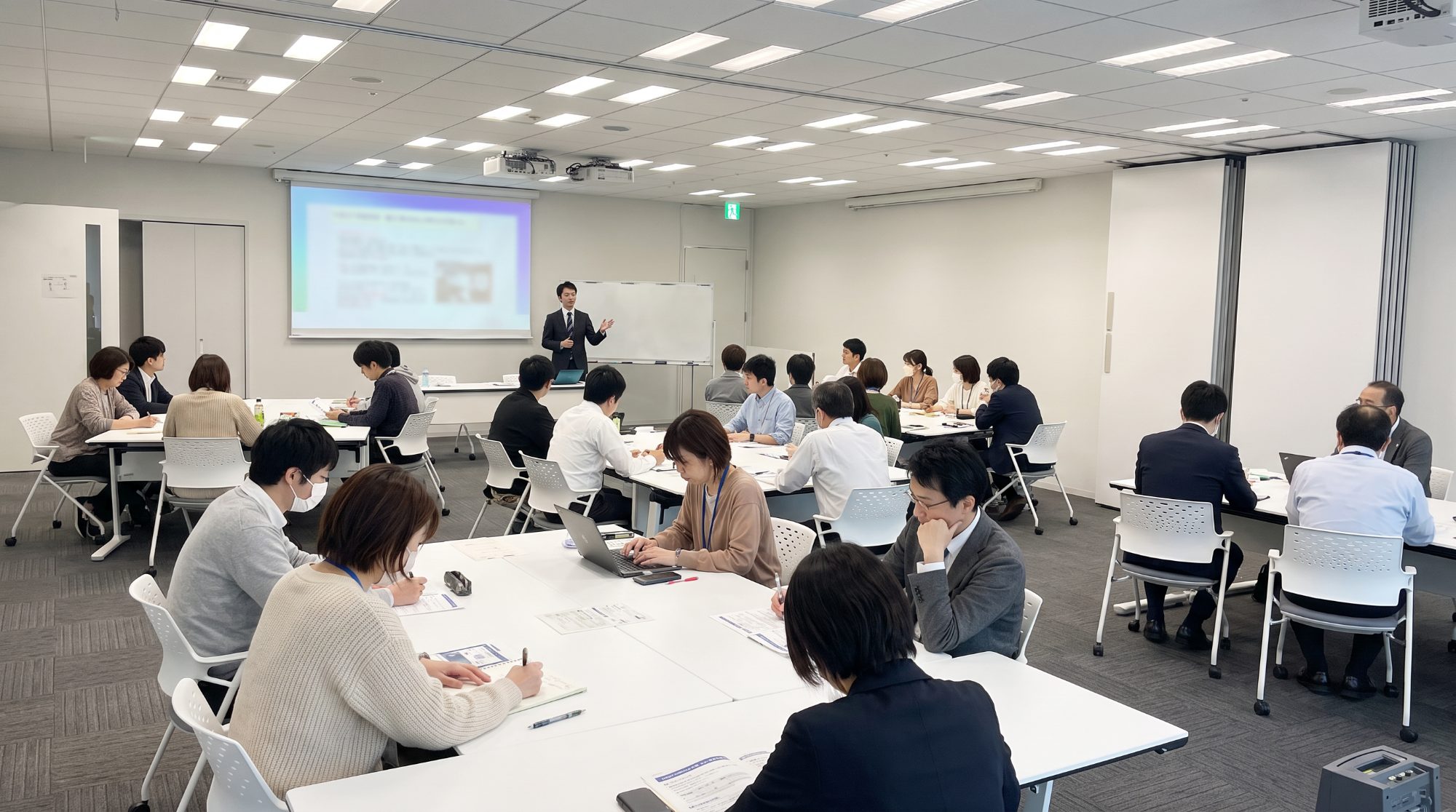 研修室で受講者に講義する代表の加藤